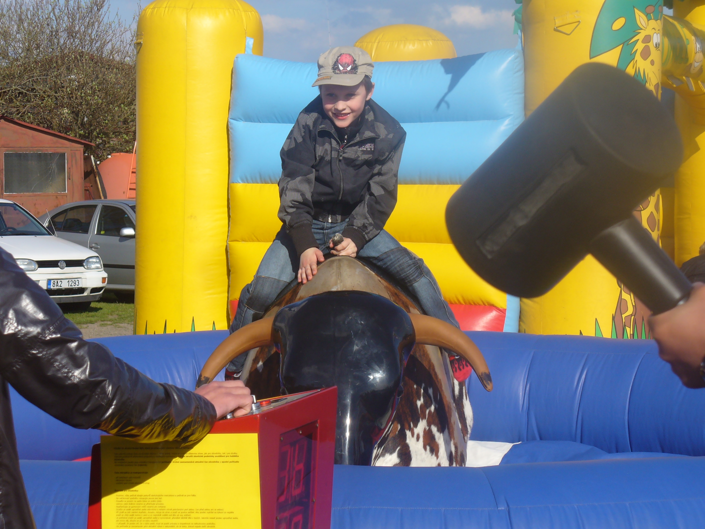 Rodeo býk a siloměr v akci